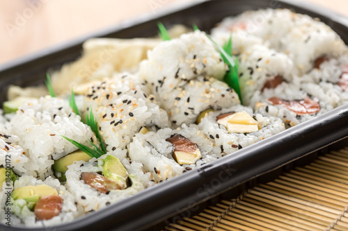 Inside Out Sushi vom Lieferdienst in Variation Lachs, Mango, Avocado mit Ingwer in Bento Box