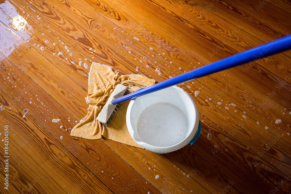 Holzfussboden mit Eimer, Schrubber und Lappen Stock Photo | Adobe Stock