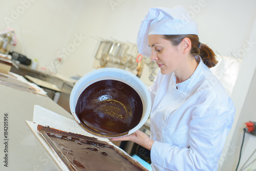 Fotografie chef transferring the mixture