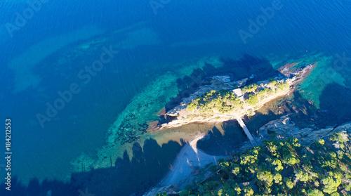 Photo aérienne de la côte méditerranéenne à Cadaques, sur la Costa Brava photo