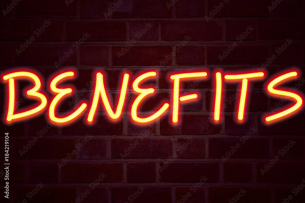 Obraz premium Benefits neon sign on brick wall background. Fluorescent Neon tube Sign on brickwork Business concept for Bonus Employee Financial Benefits 3D rendered