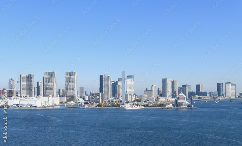 日本の東京都市景観「青空の広がる東京港や晴海、勝どきなどを望む」（画面左には、墨田区にある東京スカイツリーなども見える）