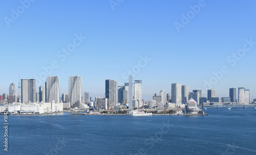 日本の東京都市景観「青空の広がる東京港や晴海、勝どきなどを望む」（画面左には、墨田区にある東京スカイツリーなども見える）