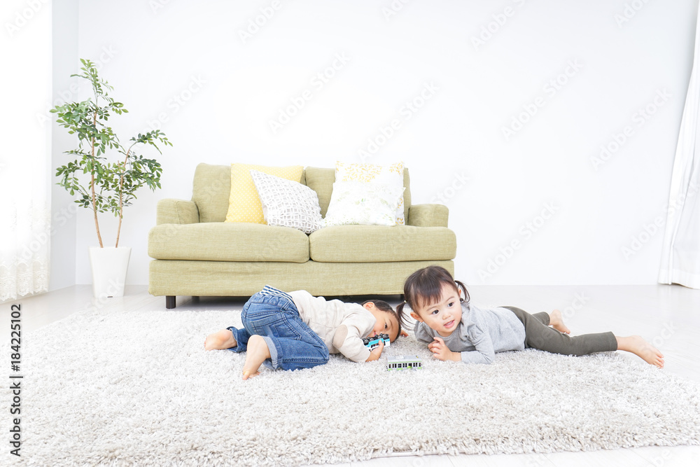 兄弟で家で遊ぶ子供 兄弟で家で遊ぶ子供