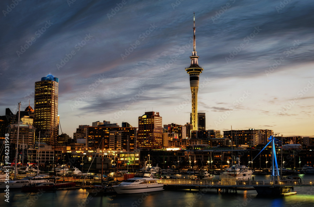 Naklejka premium Auckland Skyline Sunset