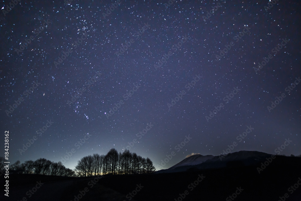 嬬恋高原から浅間山と冬の星空