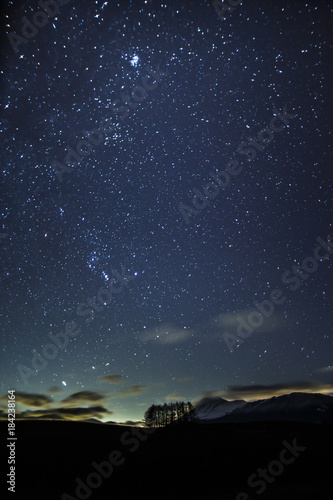 嬬恋高原から浅間山と冬の星空