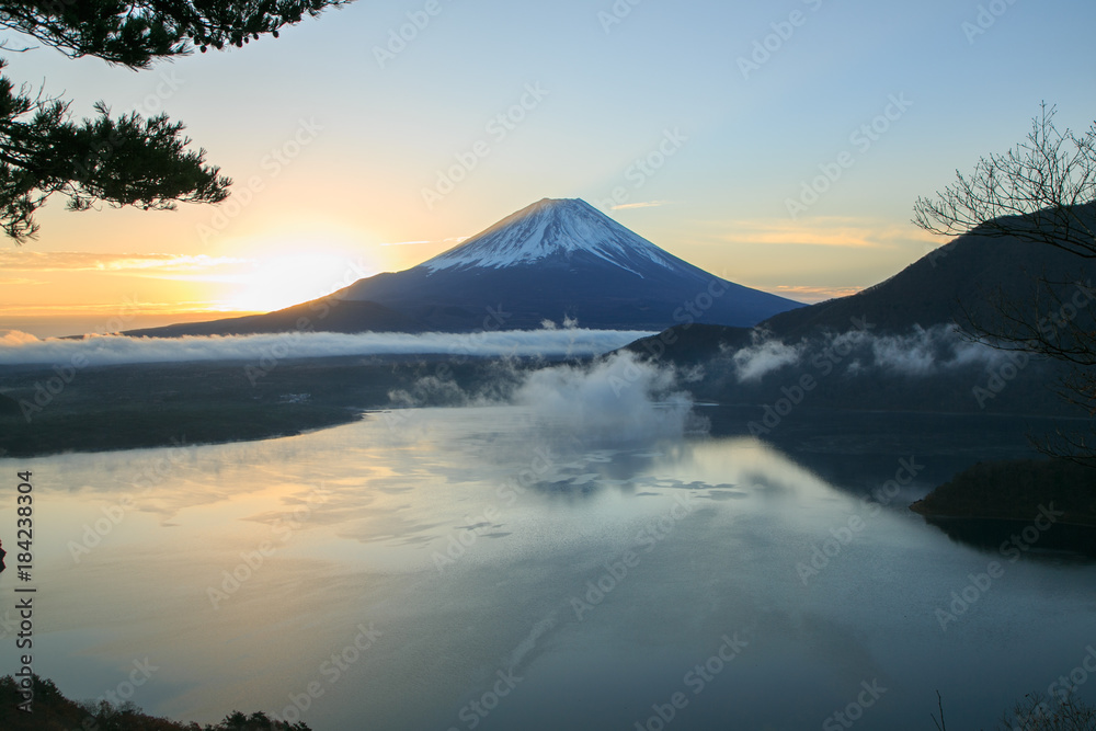 本栖湖 中之倉から夜明けの富士山