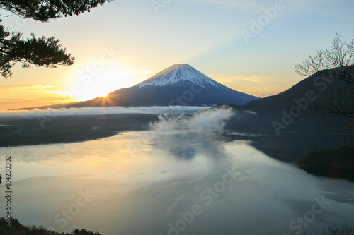 本栖湖 中之倉から夜明けの富士山