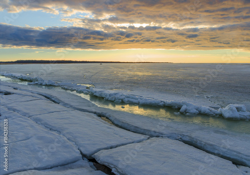 Fototapeta Naklejka Na Ścianę i Meble -   winter sunrise seascape with ice and colored sky.