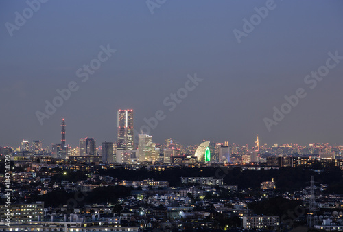 横浜市港南区の高台から横浜みなとみらいと東京タワースカイツリーの夜景 Stock Photo Adobe Stock