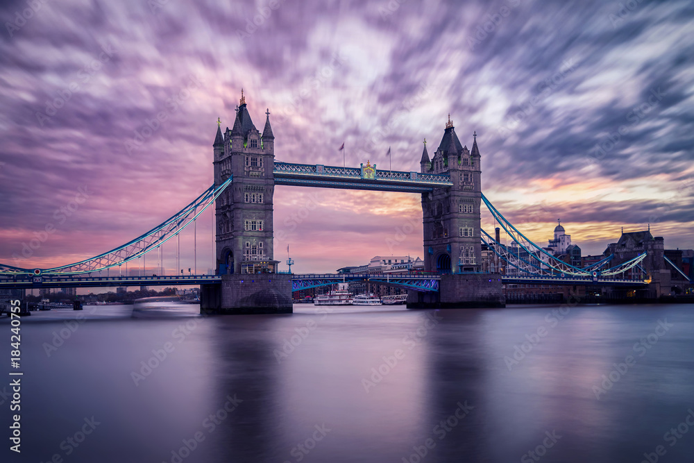 Obraz premium Die Tower Bridge in London nach Sonnenuntergang 
