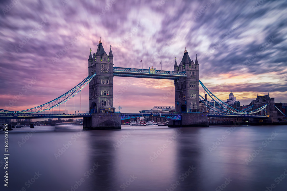 Die Tower Bridge in London nach Sonnenuntergang 