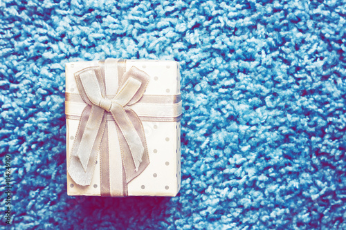 Obraz na płótnie box with gift on blue background w salonie