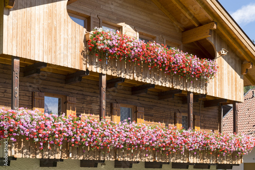 Italien, Dolomiten, Hochpustertal, Blumengeschmückter Balkon. photo
