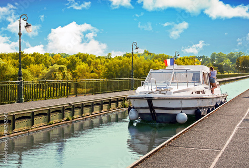 Brire. Bateau sur le pont canal, Loiret, Pays de Loire, France photo