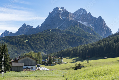 Italien, Dolomiten, Hochpustertal, Naturpark Drei Zinnen, Landschaft bei Moos, im Hintergrund die Sextner Rotwand.