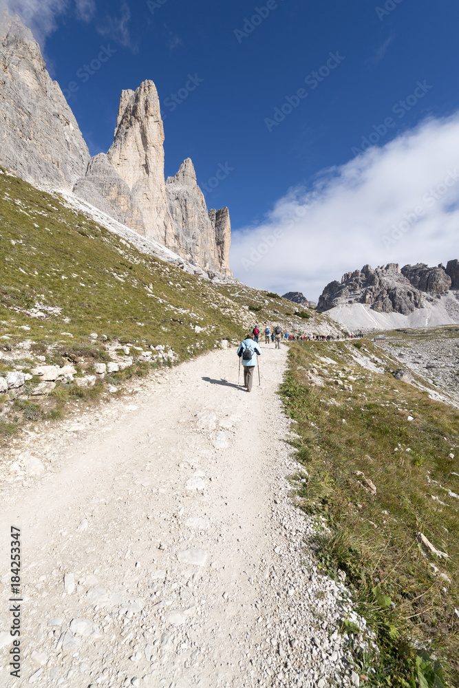 Italien, Dolomiten, Hochpustertal, Naturpark Drei Zinnen, Wanderweg auf der Südseite der Drei Zinnen zwischen Auronzo- und Lavaredo Hütte.