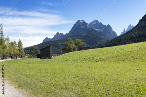 Italien, Dolomiten, Hochpustertal, Naturpark Drei Zinnen, Landschaft bei Moos, im Hintergrund die Sextner Rotwand 2965m.