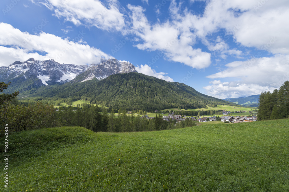 Obraz premium Italien, Dolomiten, Hochpustertal, Naturpark Drei Zinnen, Blick auf die Gemeinde Moos.