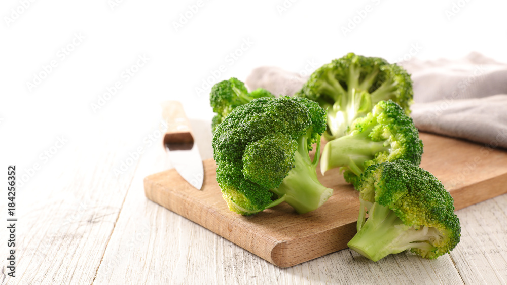 fresh broccoli on board StockFoto Adobe Stock