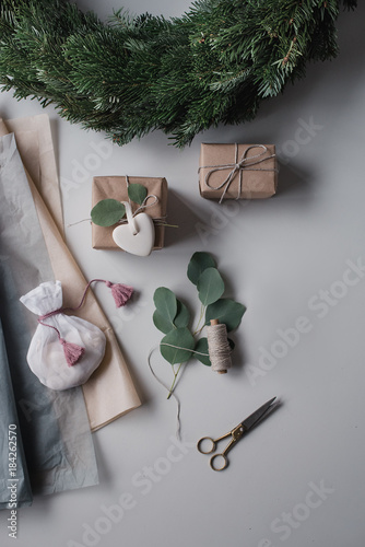 Geschenke einpacken zu Weihnachten mit Tanne und Eukalyptus photo