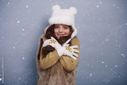 Foto Cute girl shivering with cold