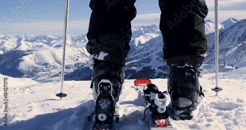 Skieur qui chausse ses skis et part skier dans la montagne - neige descendre montagne France vacances tourisme voyage sport prêt soleil descente station bâton chaussure rocher 