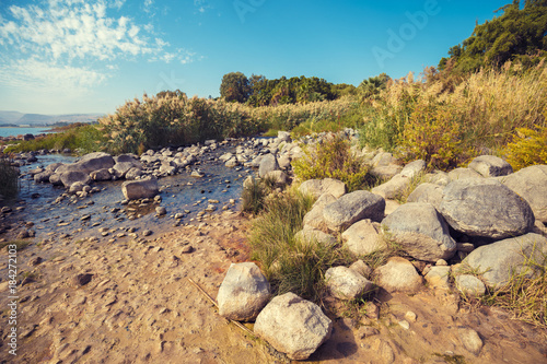 Foto The coast of the Sea of Galilee near Ein Eyov Waterfall in Tabgha, Israel