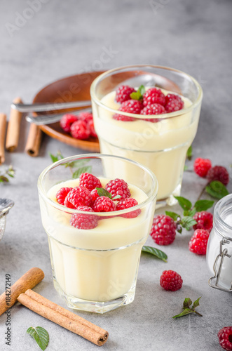 Vannila berries pudding