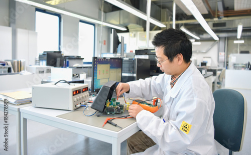 Entwicklung von Elektronik in einer Halbleiterfabrik // Development of electronics in a semiconductor factory photo