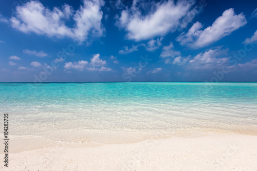 Tropischer Strand mit türkisem Wasser