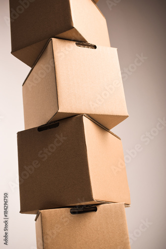 Gestapelte Pakete Hochformat