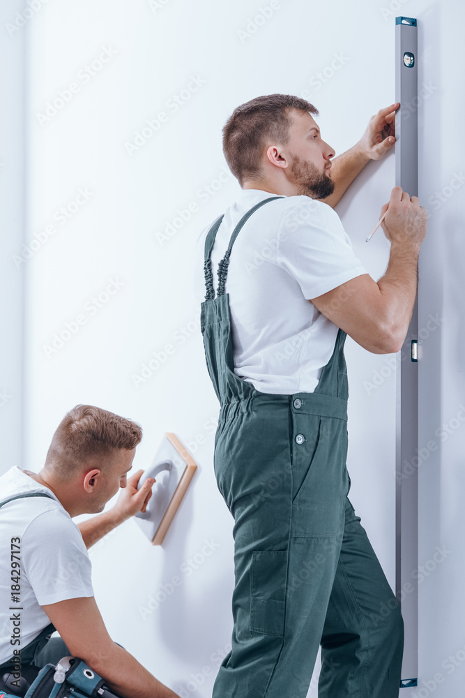 Fototapeta premium Man with spirit level