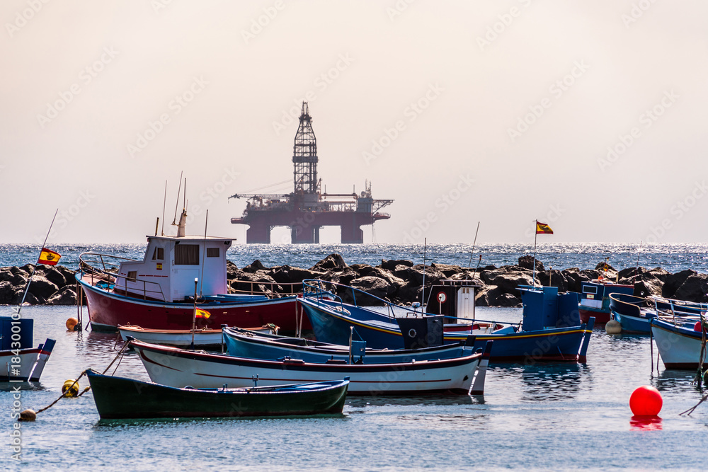 Fischerhafen am Playa de las Teresitas bei Santa Cruz auf Teneriffa mit Ausblick auf Bohrinsel 