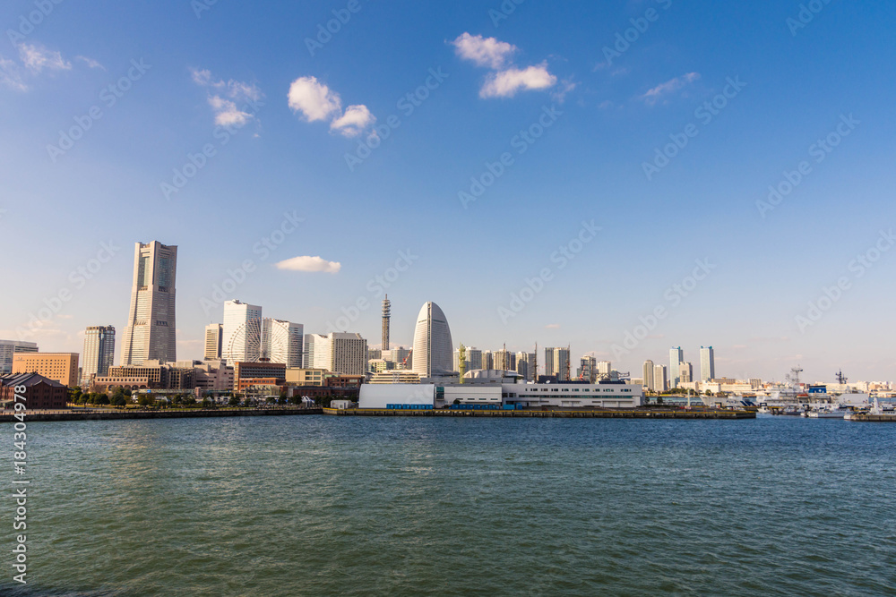 Obraz premium JOKOHAMA, JAPONIA, NOV. 12th, 2015. Rzeźba dziewczyny i mew z Landmark Tower na tyłach Minato Mirai Yokohama Japan