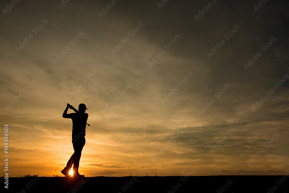 Fototapeta premium silhouette asian golfer playing golf during beautiful sunset