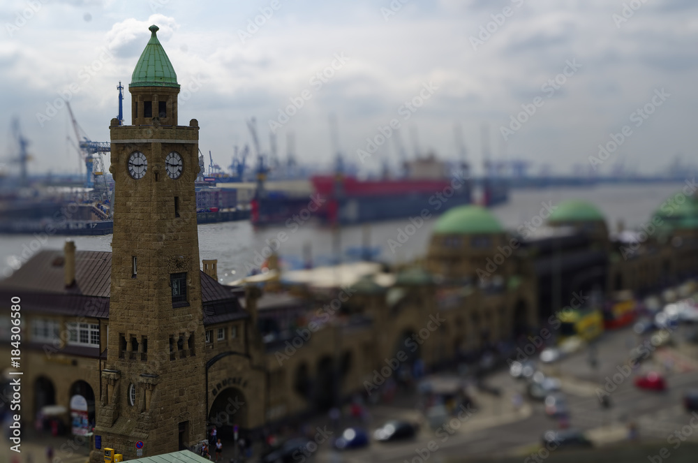 historischer Hafen in Hamburg mit Schiffen und Docks im Hintergrund und Hafenanlage mit Glockenturm in Deutschland Europa