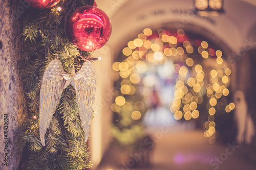 Weihnachtsschmuck am Weihnachtsmarkt. Tannenzweige, Christbaumkugeln und Lichtkreise.