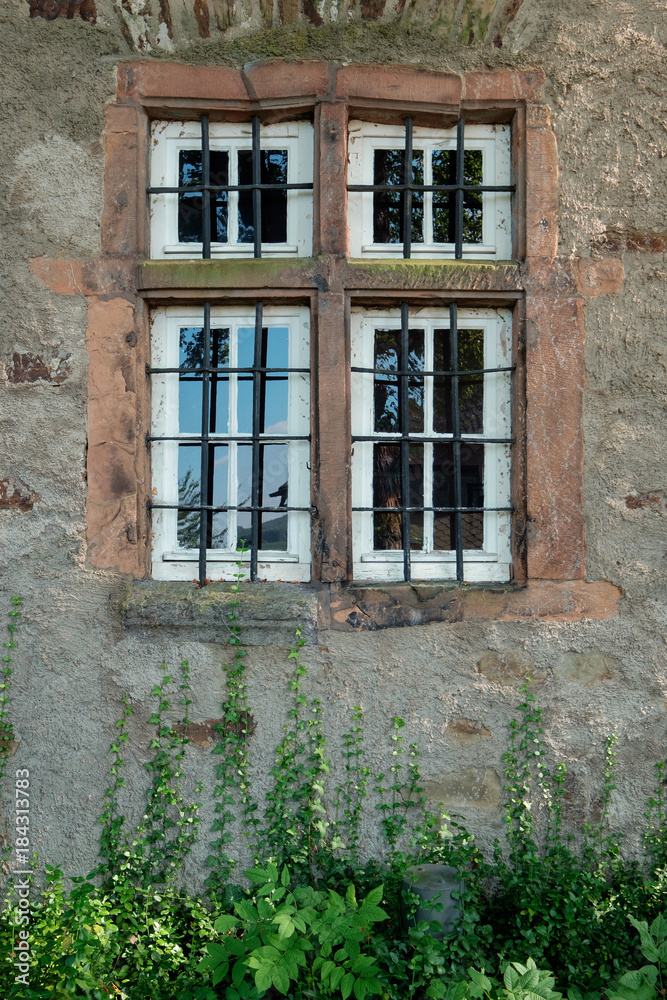 Obraz premium Vergittertes Fenser in der Burg Oberes Schloss von Siegen