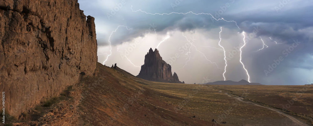 Fototapeta premium Gwałtowna burza z piorunami w Shiprock, Nowy Meksyk