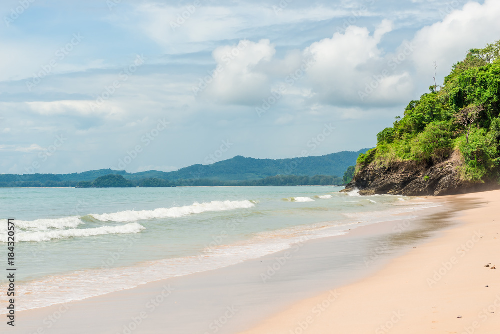 Obraz premium beautiful waves and mountains in Asia, Krabi Thailand Resort