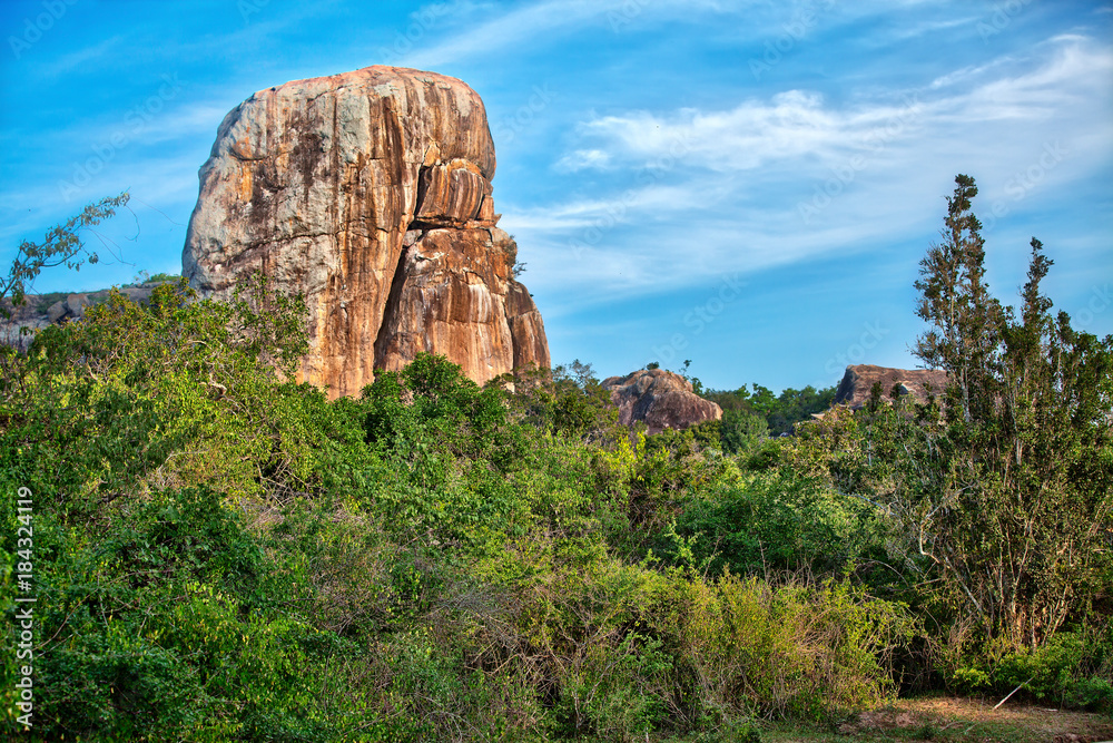 Überwältigende Landschaft mit Felsen im Nationalpark Yala auf der tropischen Insel Sri Lanka im Indischen Ozean bei einer Jeep Safari Tour