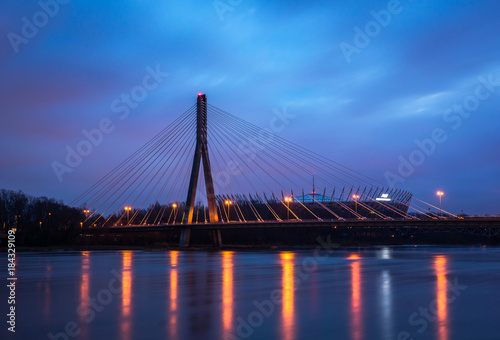 Dawn on the Swietokrzyski bridge over the Vistula river in Warsaw, Poland © Artur Bociarski