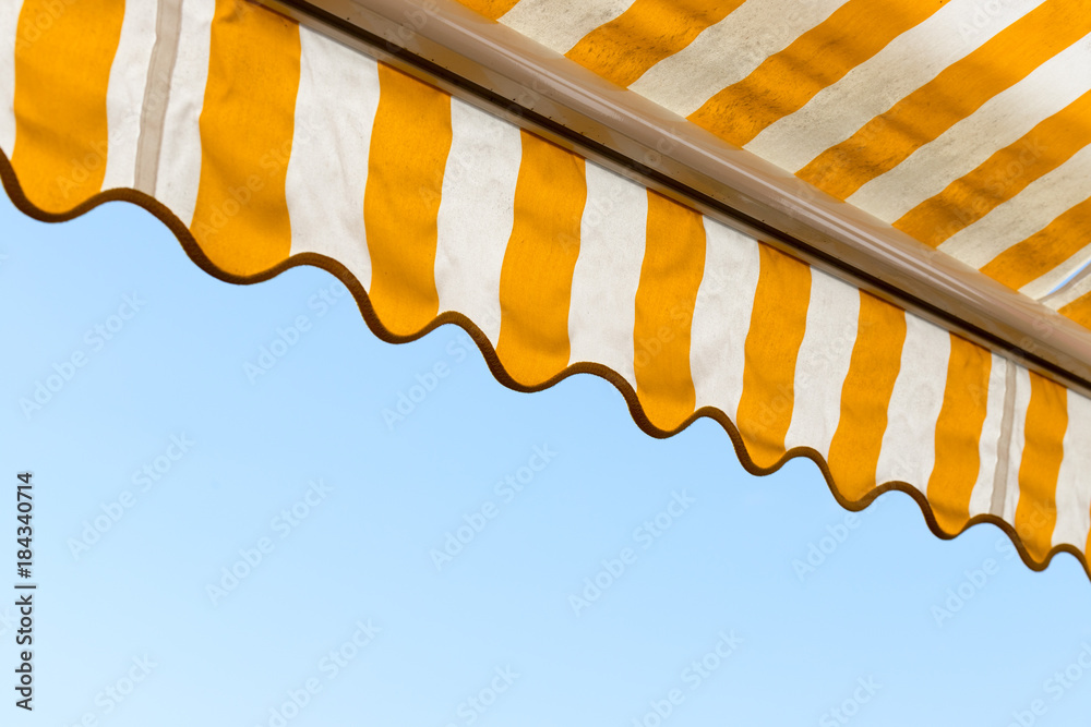 Naklejka premium Bunte Markise im Sommer