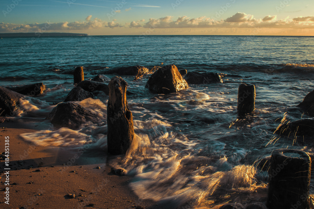 Brandung am Meer, Sonnenaufgang Brandung am Meer, Sonnenaufgang
