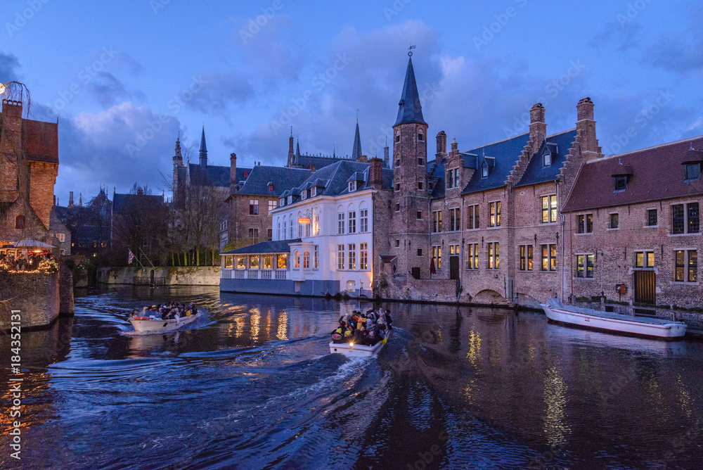 Paisaje de los canales en atardecer de invierno en Brugge, Bélgica