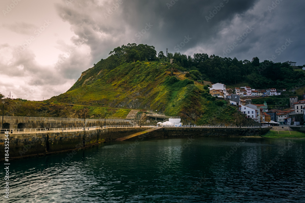 Pintoresco pueblo pesquero de Cudillero en Asturias, España