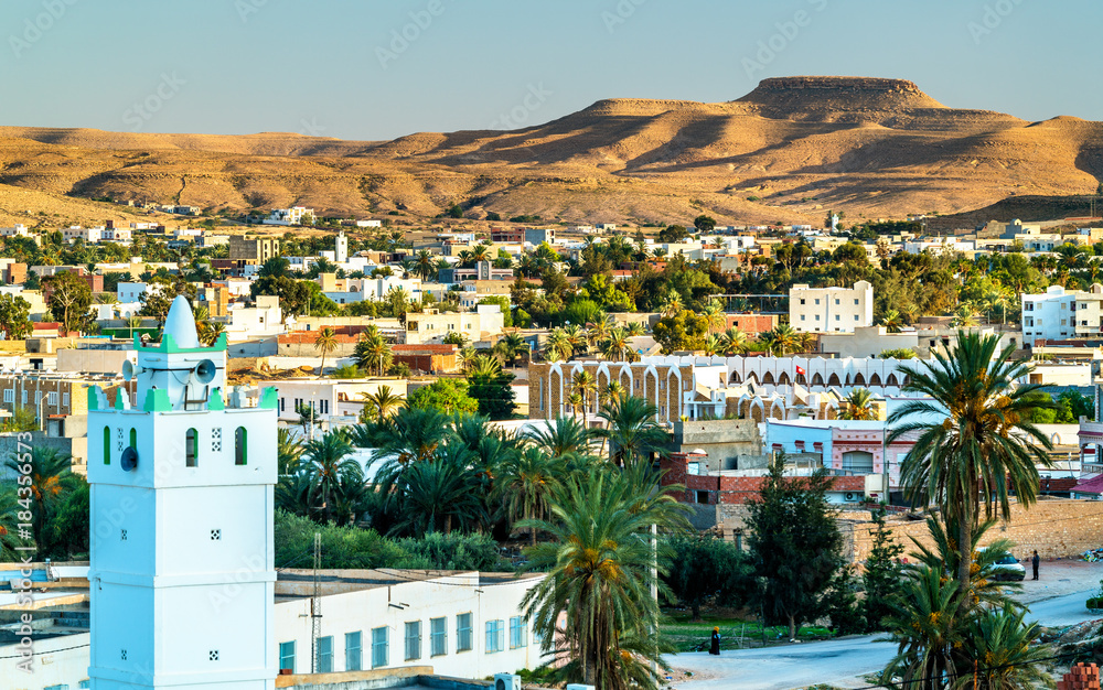 Naklejka premium Panorama Tataouine, miasta w południowej Tunezji