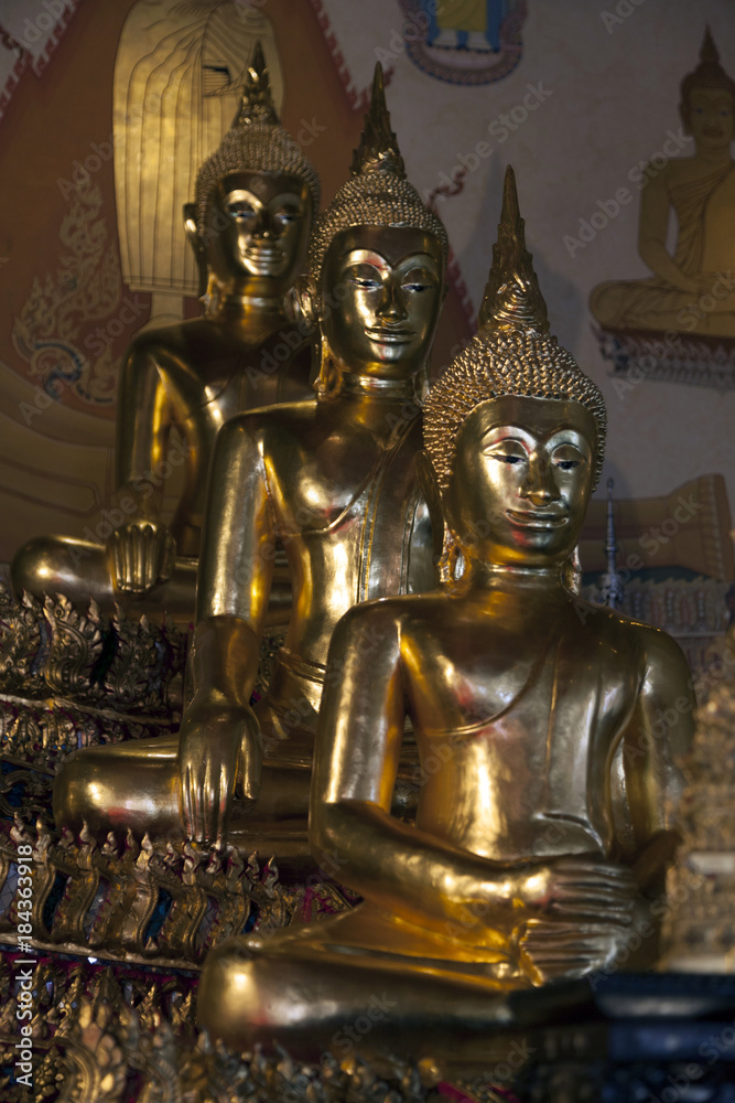 Buddhastatuen im Tempel in Bangkok